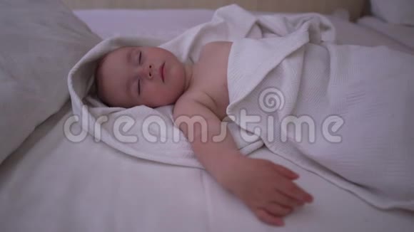一岁的孩子在大床上睡得香甜动作缓慢视频的预览图