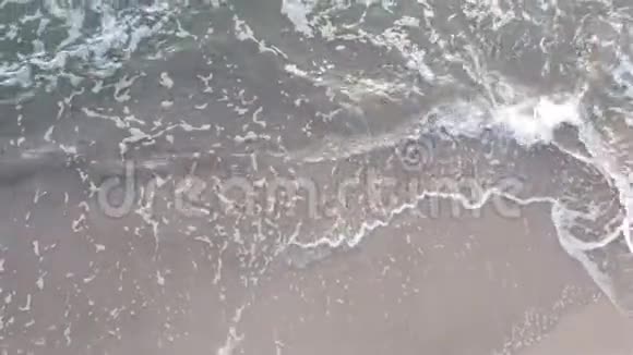 泡沫海波冲刷沙质海岸视频的预览图
