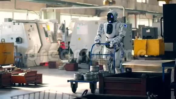 工作机器人在工厂里用金属盒子拉一辆手推车视频的预览图
