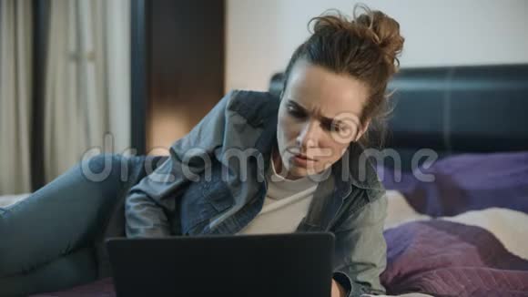 悲伤的女人晚上关闭笔记本电脑在夜间工作的人视频的预览图