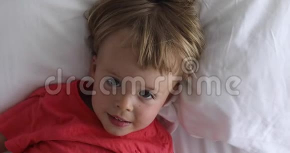 孩子不睡觉躺在床上笑视频的预览图