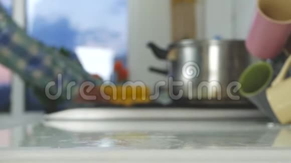 厨房准备的美味热煮玉米图片视频的预览图
