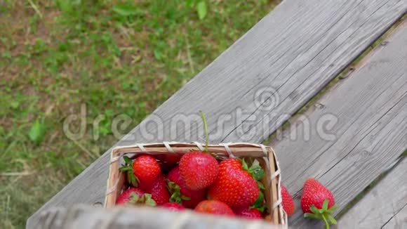 满篮草莓的餐桌全景视频的预览图