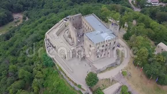中世纪的堡垒在山顶的森林中央4K视频的预览图