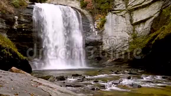 蓝岭公园的玻璃瀑布风景优美视频的预览图