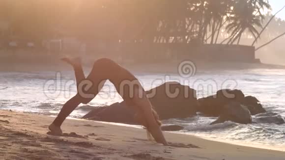 穿着黑色运动服的巨大女孩在瑜伽姿势中抬起腿视频的预览图