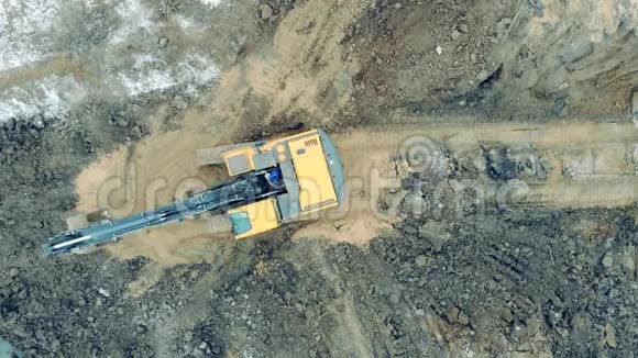 建筑挖掘机在采石场工作移动沙子视频的预览图