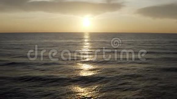 夕阳的路映在大海里视频的预览图