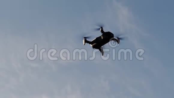四架直升机在蓝天上飞行无人机拍摄视频视频的预览图