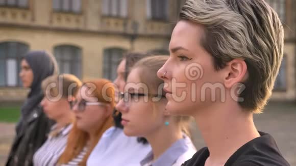 成群结队的美丽的白种人妇女站在大街上排队视频的预览图