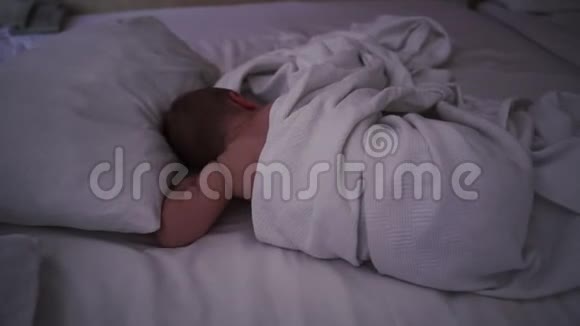 睡婴躺在酒店房间的大床上动作缓慢视频的预览图