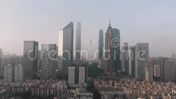 在对称的框架内有摩天大楼办公中心重点是广州塔在楼下一个住宅区视频的预览图