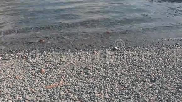 从岩石海岸看山湖山湖的海滩视频的预览图