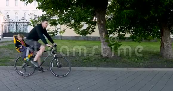 男子骑自行车与儿童安全座椅视频的预览图