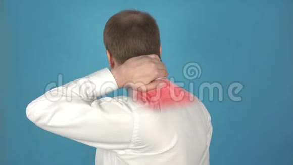 由于长期在电脑工作颈部肌肉和肩部疼痛肌炎后凸或后凸的概念视频的预览图