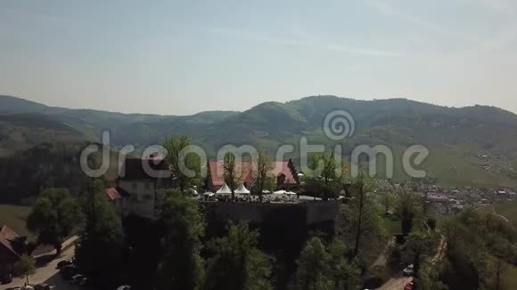 地平线上群山的空中镜头在山上建造的房子4K视频的预览图