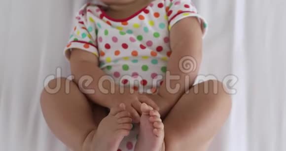 婴儿躺在白色织物上视频的预览图