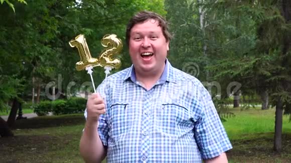 大个子拿着金色气球做12号户外12周年庆祝晚会视频的预览图