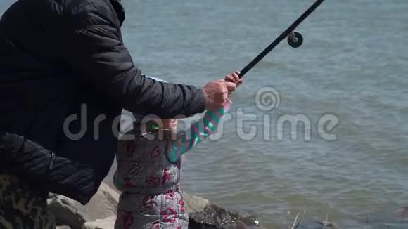 祖父帮助孙女钓鱼视频的预览图