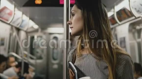 严肃美丽的欧洲女商人在地铁列车上疲惫而紧张用空洞悲伤的眼睛环顾四周视频的预览图