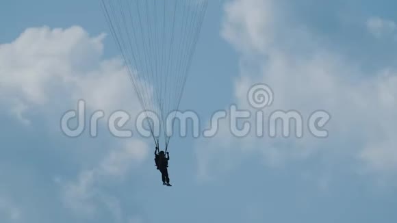 伞兵在一个破旧的降落伞上慢慢降落到地面上在天空中飞翔视频的预览图