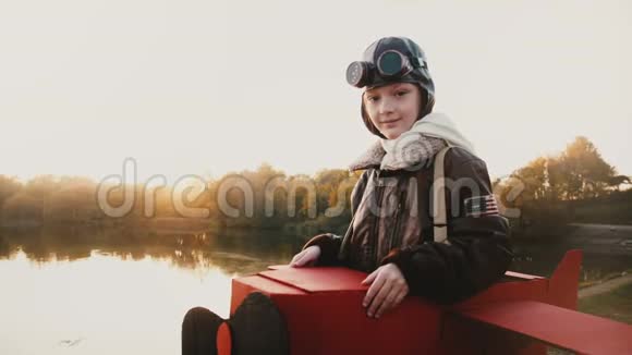 大气肖像拍摄可爱的女孩在有趣的复古飞机飞行员服装看相机与平静的眼睛慢动作视频的预览图