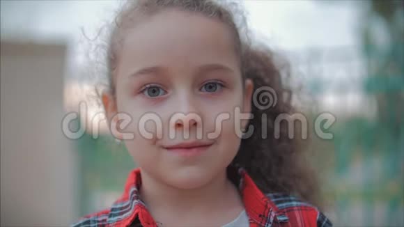 一个可爱快乐的白人小女孩的特写肖像露出惊讶的脸然后微笑着看着相机视频的预览图