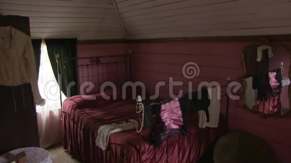 房间里的旧床照视频的预览图