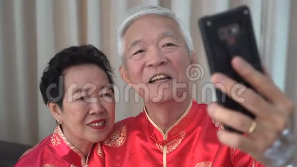 中国老年情侣自拍以新年主题技术与家人保持联系视频的预览图