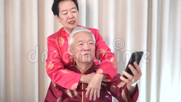 中国老年情侣自拍新年主题技术留连视频的预览图