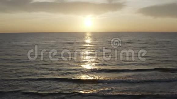 太阳慢慢地落在海的地平线上视频的预览图