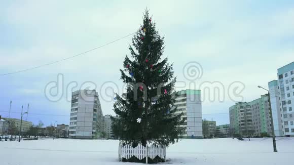 装饰好的圣诞树是在俄罗斯城市的一个贫困住宅区在除夕下午视频的预览图