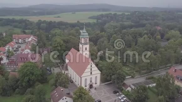 教堂在一个被森林包围的德国小村庄里空中拍摄的画面是4k视频的预览图
