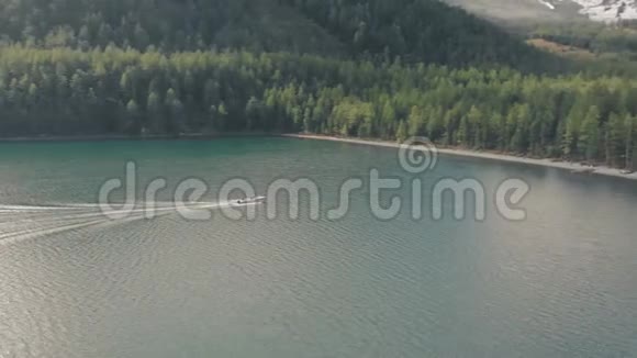 船在一个山湖里航行在山上的湖上飞行的电影无人机视频的预览图
