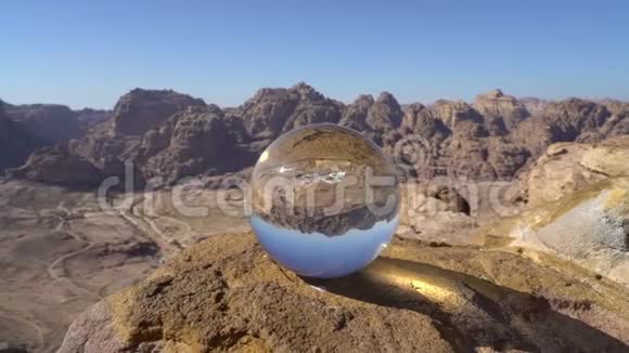 以水晶球为背景的抽象山地景观从山顶上观赏奇妙的自然景观在佩特拉古城视频的预览图