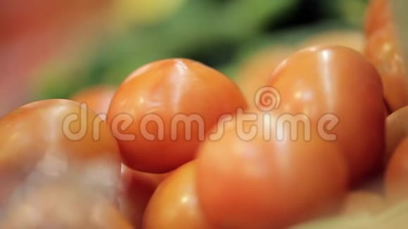 展示了很多西红柿视频的预览图