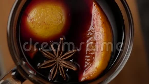 顶部的旋转玻璃杯与覆盖葡萄酒在藤蔓表面的顶部八角星和一片橙色关门视频的预览图