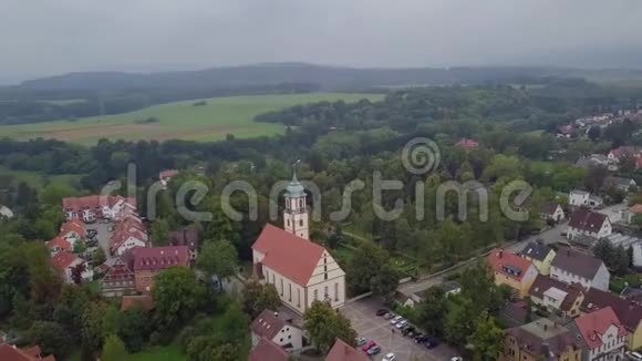 德国一个村庄4k小教堂背景上的雾山视频的预览图