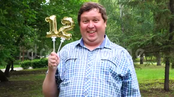大个子拿着金色气球做12号户外12周年庆祝晚会视频的预览图