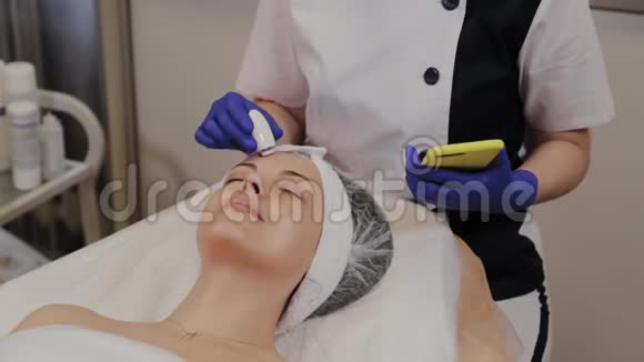 专业美容师用仪器测量皮肤状况视频的预览图