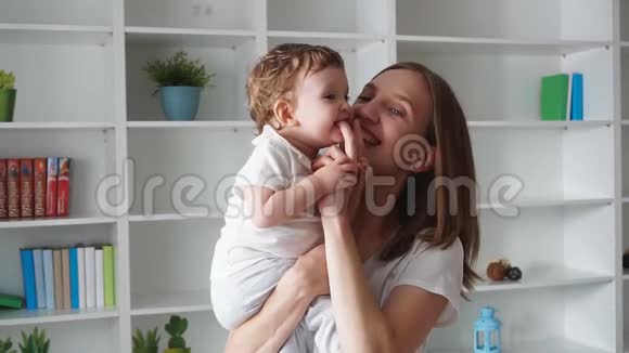 年轻快乐的妈妈喜欢和宝宝在一起视频的预览图