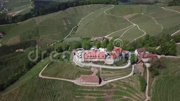 德国山谷山顶上有房子空中拍摄4k视频的预览图