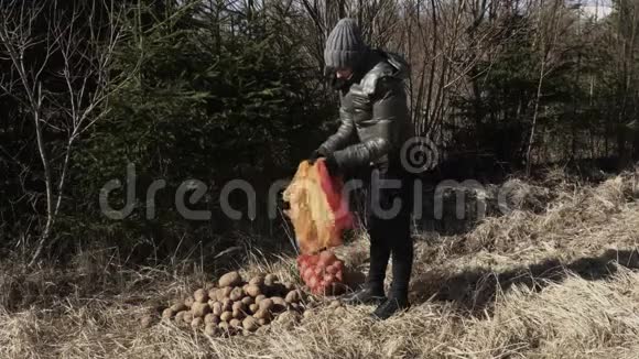 女人从袋子里倒出土豆来喂野生动物视频的预览图