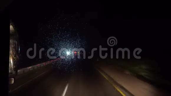 夜路从司机出租车上查看巴士或卡车的客舱视频的预览图