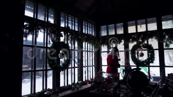 装饰房间里的圣诞老人和精灵视频的预览图