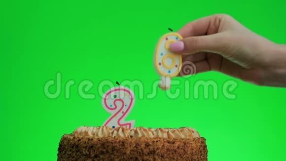 把26岁生日的蜡烛放在美味的蛋糕上绿色的屏幕视频的预览图