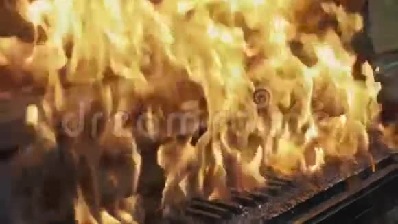 慢动作在森林中燃烧着钢琴和树木的火焰视频的预览图