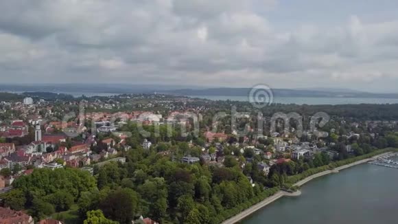 靠近大海的德国城市晴天的鸟瞰图城市景观4k视频的预览图