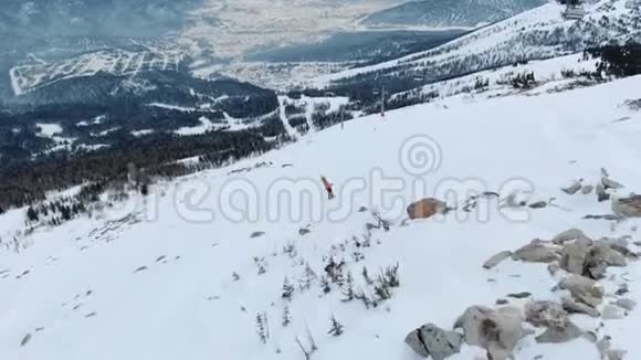 滑雪胜地的游客剪影列车在宽阔的雪道上视频的预览图