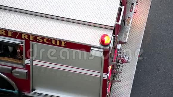消防车在路上停了下来视频的预览图